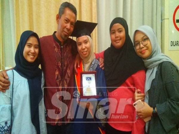 Iffah syazwani, berkongsi kejayaan bersama bapanya, Mohd Zahir Lamsah dan adik beradik yang selepas menerima dua anugerah pada majlis yang diadakan di A'Famosa Resort, Alor Gajah.