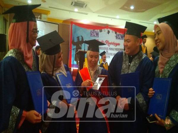 Iffah Syazwani (tengah) menerima ucapan tahniah rakan-rakannya selepas menerima anugerah perdana pada majlis konvoksyen itu