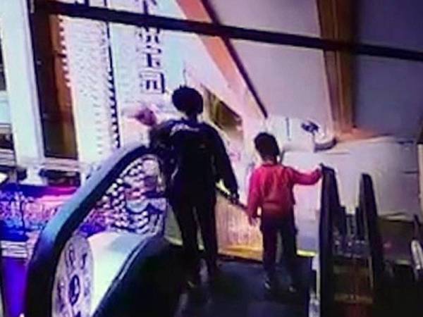 Ibu mangsa gagal berdiri dengan stabil dan menyebabkan anaknya terjatuh dari eskalator yang sedang bergerak.