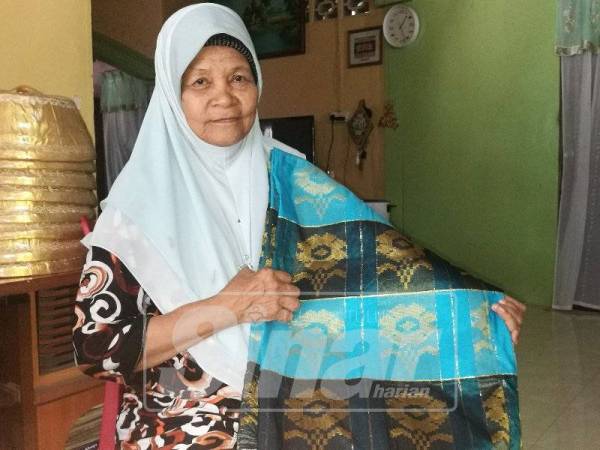 Rogayah menunjukkan kain sab'eh.