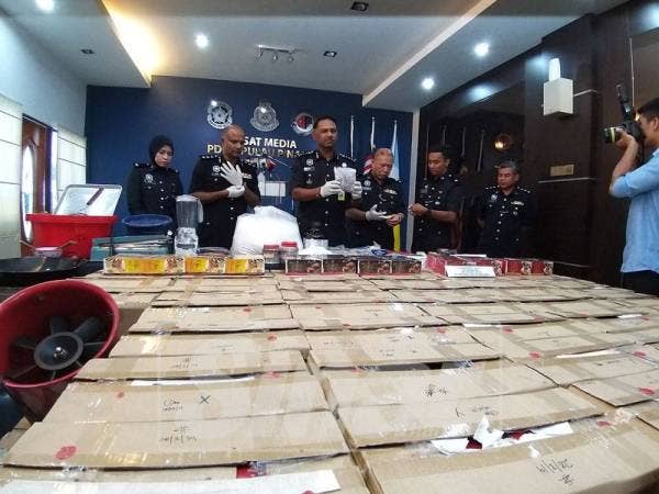 Dadah dan teh herba yang dirampas dari rumah kedai di Simpang Ampat, SPS.