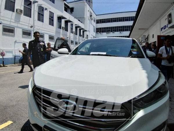 Narenasagaran memeriksa salah sebuah kereta yang disita.