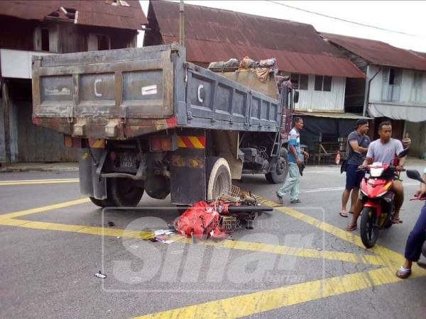 Keadaan motosikal mangsa selepas digilis sebuah lori.