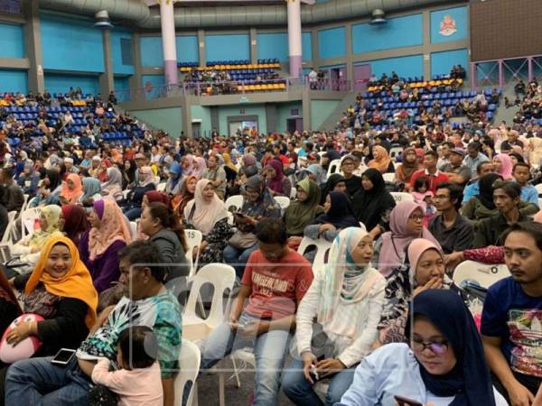 Majoriti peniaga yang menunggu nasib tidak berganjak.