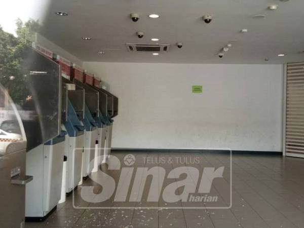 Mesin ATM rosak akibat dipecahkan suspek kerana gagal mengeluarkan wang.