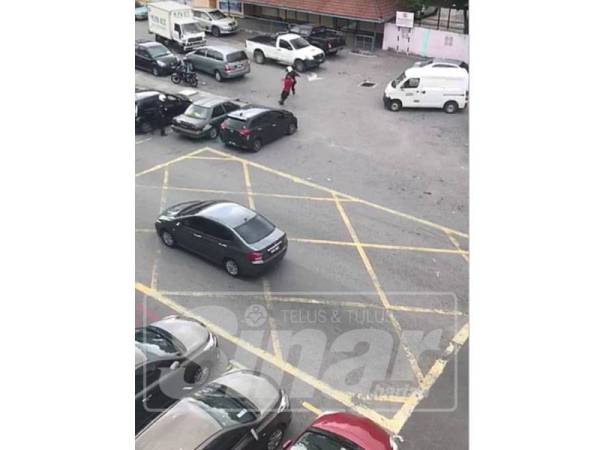 Suspek bertindak mengejar dan menyerang anggota URB dengan pisau.