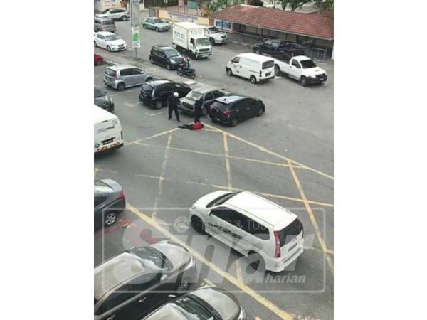 Mangsa rebah selepas terkena dua das tembakan di perut.