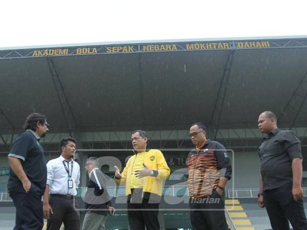 Hamidin melihat kelangkapan fasiliti sukan di Akademi Mokhtar Dahari hari ini