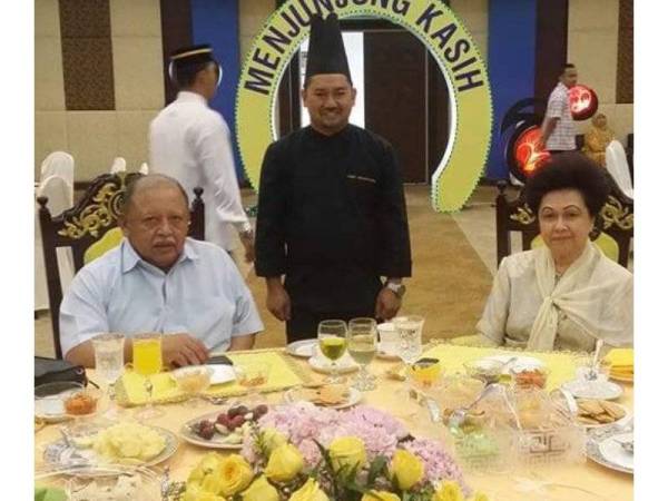 Bersama Raja Perlis Tuanku Syed Sirajuddin Jamalullail dan Raja Perempuan Perlis Tuanku Tengku Fauziah Almarhum Tengku Abdul Rashid dalam suatu majlis.