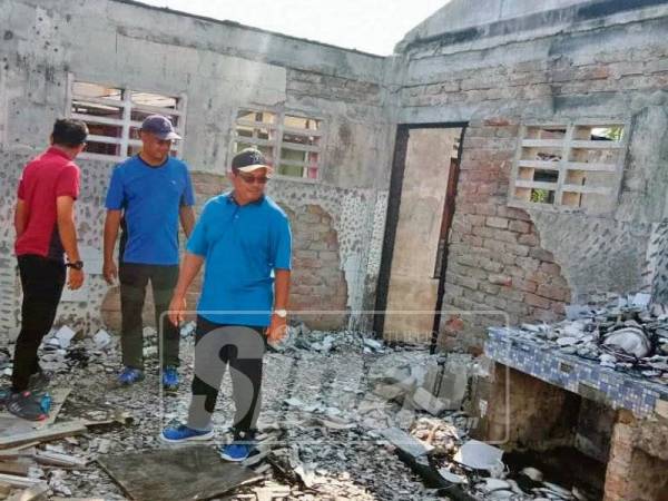 Shahrul Nizam melihat sebahagian ruangan kantin yang terbakar dalam kejadian Ogos lalu dan masih belum dibaik pulih.