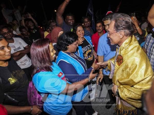 Anwar disambut penyokong ketika hadir pada program di Taman Sri Ramai. - Foto Sinar Harian Adam Amir Hamzah