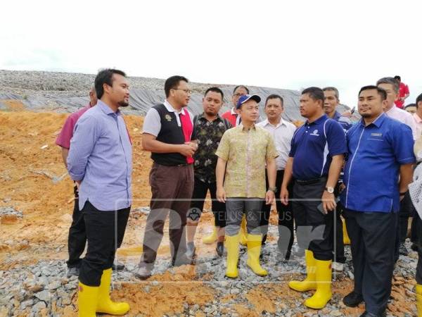 Maszlee (tengah) sewaktu melawatTapak Pelupusan Sampah Ladang CEP1 Renggam.