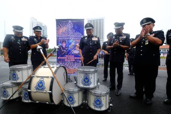 Mohamad Fuzi menyempurnakan gimik perasmian majlis.