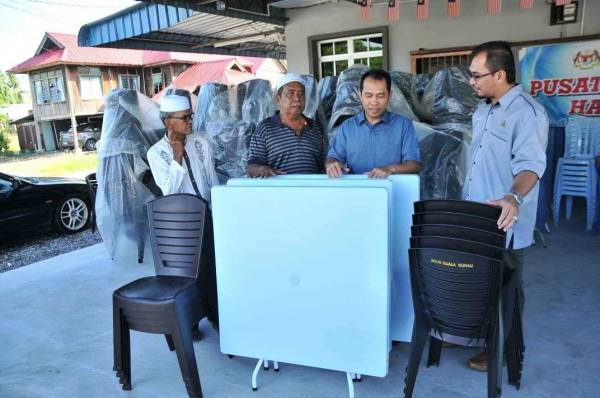 Abdul Yunus (tiga, kiri) menyempurnakan majlis penyerahan peralatan meja dan kerusi kepada lapan MPKK DUN Kuala Kurau.