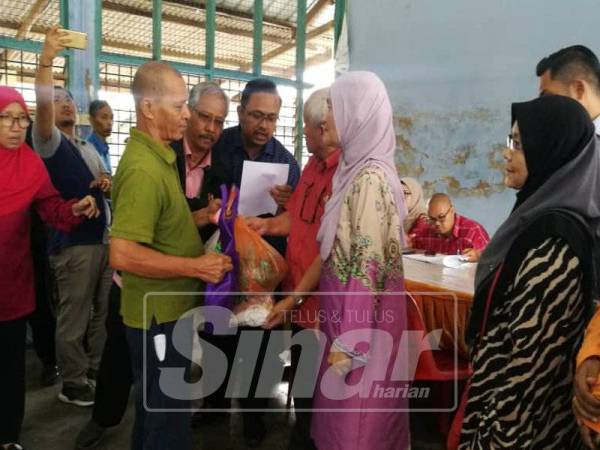 Mangsa menerima bantuan awal berupa makanan kering dan tikar.
