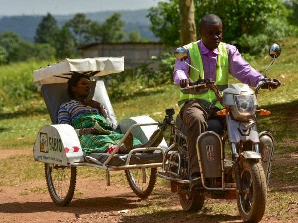 Ambulans basikal dapat melalui laluan sukar yang tidak boleh dilalui kenderaan.