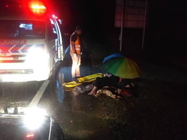 Nurul Hidayah yang cedera di kaki diberikan rawatan kecemasan sebelum dikejarkan ke hospital.