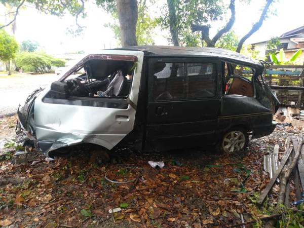 Keadaan van yang rosak teruk menyebabkan surat khabar Sinar Harian yang mahu diedar basah dan rosak.