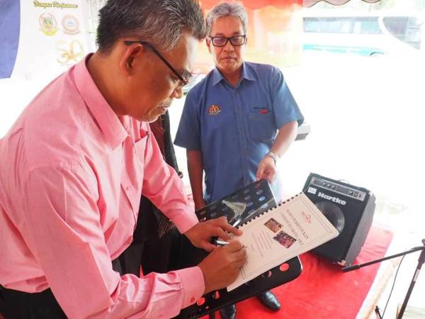 Ismail melancarkan model pembentukan e-usahawan masyarakat orang asli di Perkampungan Orang Asli Lubuk Legong.