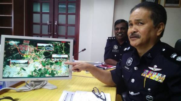 Hasan menunjukkan beberapa jalan utama yang ditutup sempena LTDL 2019 di Melaka pada 7 dan 8 April ini.