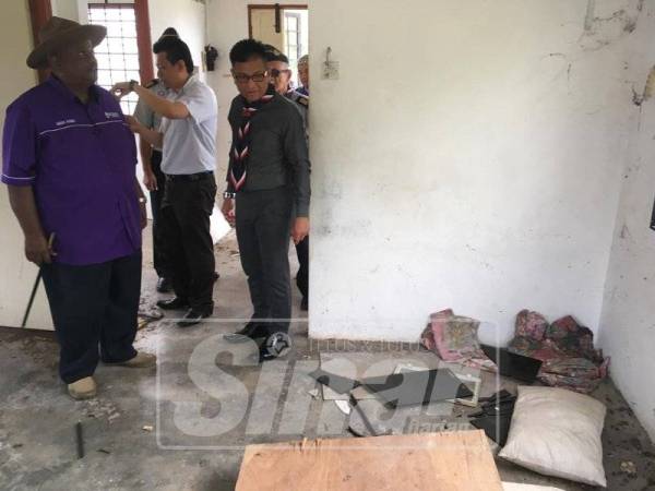 Keadaan salah satu bangunan pejabat yang terbiar.