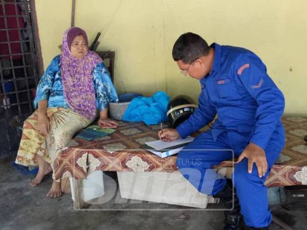 Anggota APM Kubang Pasu mengumpul maklumat mangsa dan kerosakan yang dihadapi akibat ribut berkenaan.