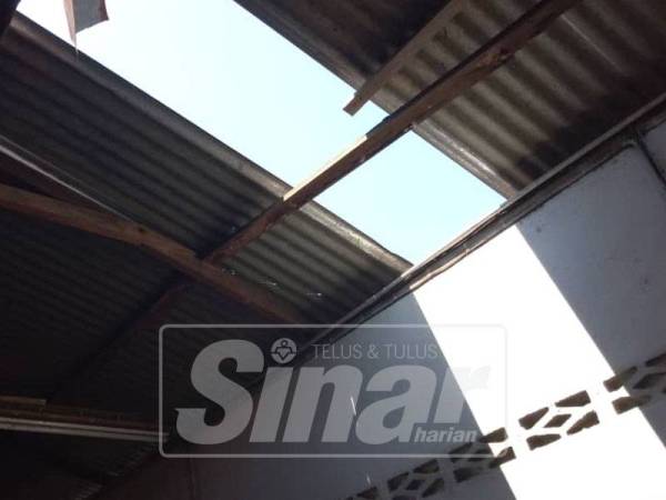 Bumbung rumah rosak setelah dilanda ribut kuat dan puting beliung. 