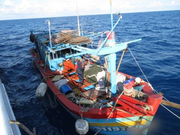 Sebuah bot nelayan asing bersama tekong dan lima awak-awak warga Vietnam ditahan Maritim kerana menceroboh perairan negara ditahan petang semalam.