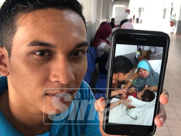 Mohd Saiful menunjukkan gambar ketika isteri dipertemukan dengan anak mereka. 