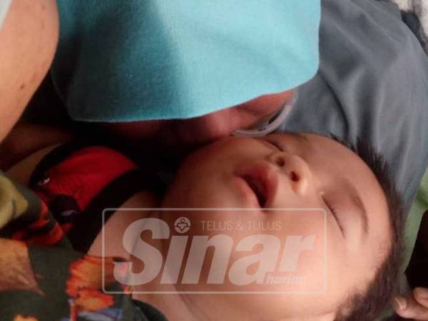 Norfadilla mencium bayinya yang terlena dalam pangkuannya. 