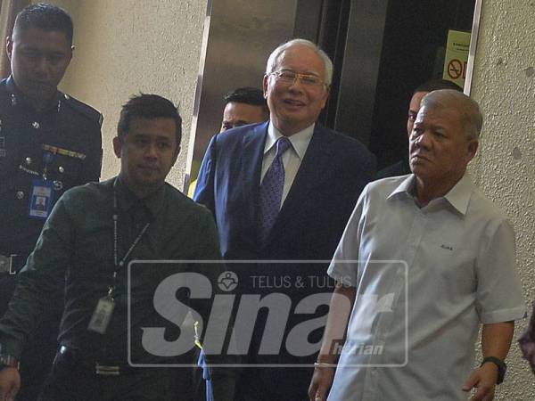 Bekas Perdana Menteri, Datuk Seri Najib Abdul Razak tiba di Mahkamah Kuala Lumpur hari ini bagi menghadapi perbicaraan kes tujuh pertuduhan RM 42 juta milik SRC International Sdn Bhd.- Foto: SHARIFUDIN ABDUL RAHIM