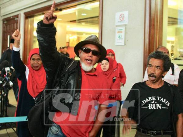 Penyokong Datuk Seri Najib berada diperkarangan Mahkamah Tinggi KL untuk memberi sokongan.- Foto:ZAHID IZZANI