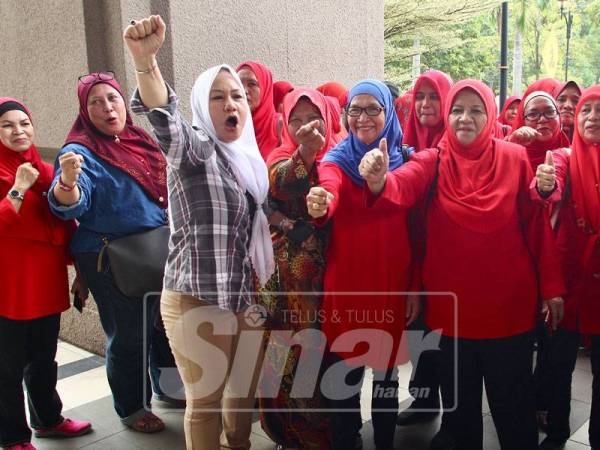 Penyokong Datuk Seri Najib berada diperkarangan Mahkamah Tinggi KL untuk memberi sokongan.- Foto:ZAHID IZZANI