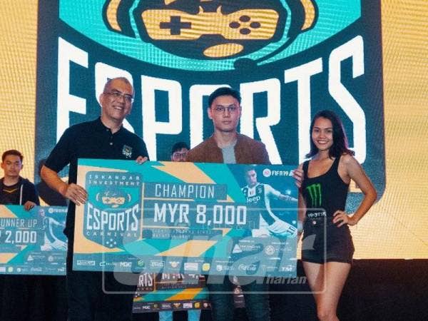 'Raja Pugu' menerima mok cek daripada Khairil Anwar.