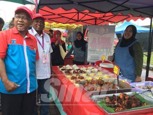 Ismail (kiri) iringi Streram berkempen di pasar malam Medan Nusari