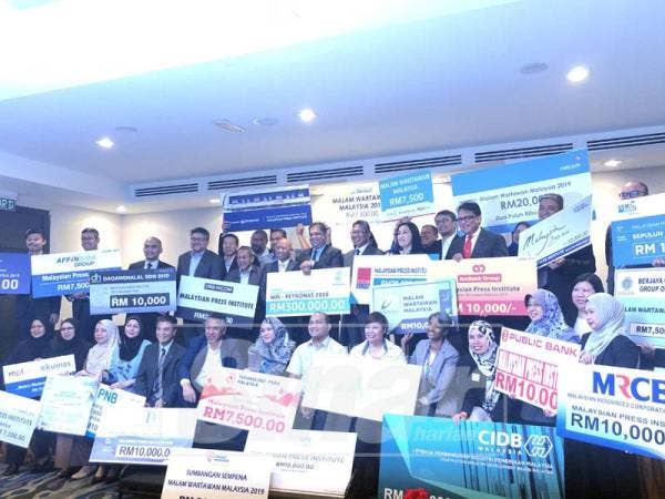 Penaja dan penyumbang dirai pada Majlis Meraikan Penyumbang MWM 2019 anjuran Institut Akhbar Malaysia (MPI) di Kuala Lumpur, semalam.