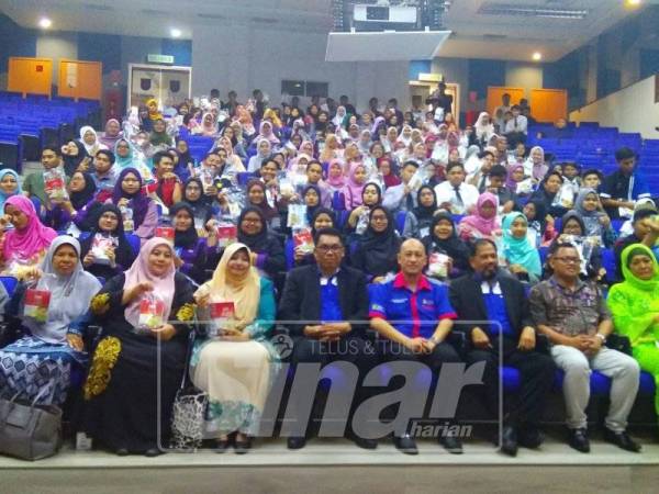 Baharudin (tujuh,kanan) dan Ismadi bergambar selepas tamat program.