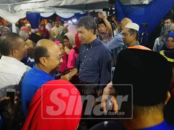 Mohamad beramah mesra dengan orang ramai yang hadir pada majlis Ramah Mesra Bersama Tok Mat di Kampung Sendayan, malam ini.