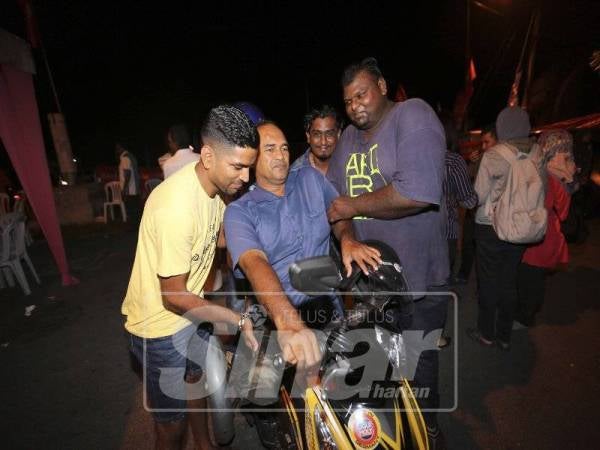Kegigihan yang ditunjukkan Mohd Hidzir Othman yang kudung kedua-dua belah kaki sejak lahir meskipun bukan pengundi di DUN Rantau. Foto Sinar Harian:ADAM AMIR HAMZAH