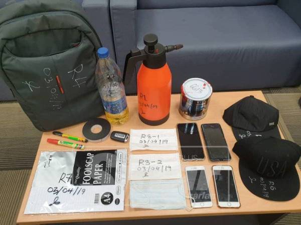 Barangan yang dipercayai digunakan untuk melakukan ugutan oleh kesemua suspek