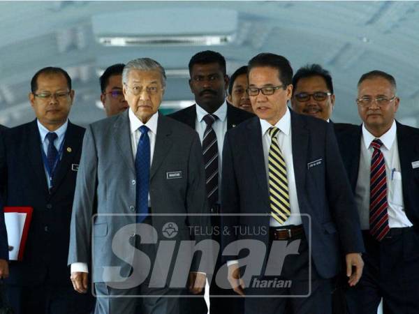 Tun Dr Mahathir Mohamad tiba di pekarangan Dewan Rakyat. Foto Sinar Harian Zahid Izzani