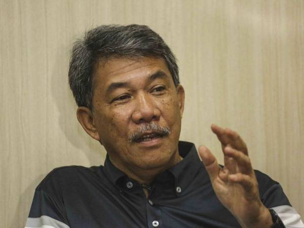 Mohamad ketika bercakap pada sidang media di command centre BN, hari ini. - Foto Sinar Harian oleh ADAM AMIR HAMZAH