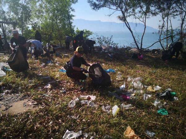  Pelajar dari Jepun melakukan aktiviti tersebut.