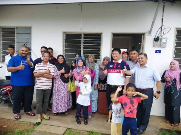 Zahran (pertama, kanan) bergambar bersama bakal penghuni rumah Taman Muafakar Dulang.