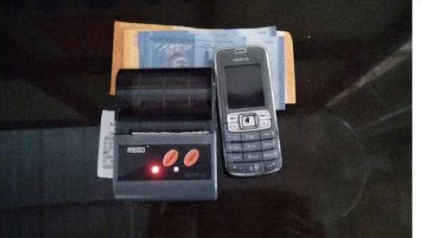 Telefon bimbit, pencetak mudah alih dan wang tunai antara barangan yang dirampas.