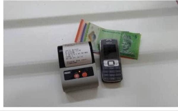 Telefon bimbit, pencetak mudah alih dan wang tunai dirampas.