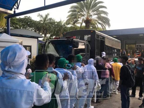 Imigresen melakukan pemeriksaan terhadap sekumpulan PATI ketika Ops Mahir di Taman Perindustrian Industri Kecil dan Sederhana (IKS) Mukim Batu, semalam.