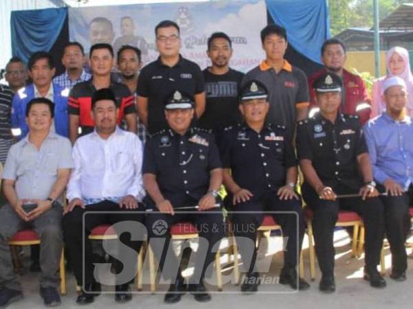 Aidi bergambar bersama Nik Mohd Faizal (depan, lima kanan) selepas melancarkan Papan Tanda Amaran sempena Kempen Pencegahan Kes Kecurian Harta Benda/Memiliki dan Menjual Harta Benda Hasil Aktiviti Jenayah di Kitaran Nadi Sdn Bhd di Bukit Kuang, semalam.