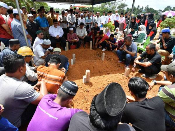 Jenazah 3 Pelajar Dikebumi Dalam Satu Liang Lahad