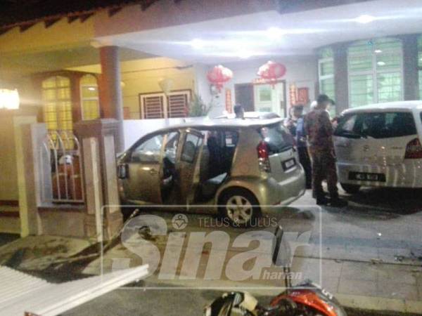 Kereta Produa Myvi yang dipandu seorang wanita warga emas Choong Siew Nyoke, 70, gagal dikawal sewaktu mengambil selekoh di Taman Permatang Pasir Permai lalu merempuh pintu pagar sebuah rumah hingga tercabut.